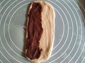 把豆沙馅铺在一边