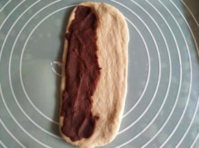 把豆沙馅铺在一边
