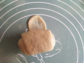 从一头卷起，尾部按扁