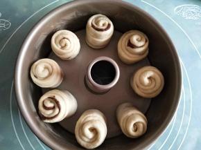 8寸中空模具涂黄油防粘，把面团放入模具里