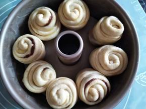 烤箱里放碗热水，进行二发，发1.5-2倍大，表面刷蛋液