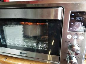 东菱岩烤烤箱中下层，上下火180℃预热10分钟，烤20分钟（过了10分钟上色满意及时盖锡纸）