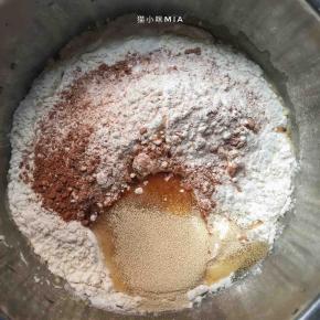 将面团中除黄油以外的材料混合，揉至扩展阶段加入黄油，揉至黄油与面团充分混合