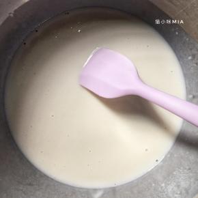 混合均匀，用保鲜膜封住，上锅蒸10分钟，直至液体凝固