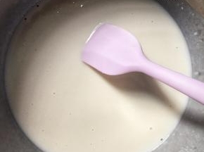 混合均匀，用保鲜膜封住，上锅蒸10分钟，直至液体凝固