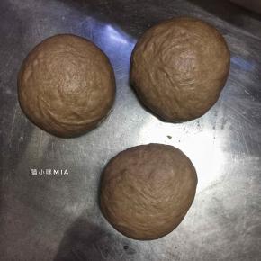 将发酵好的面团平均分为3份，排气揉圆，醒发15分钟