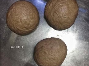 将发酵好的面团平均分为3份，排气揉圆，醒发15分钟