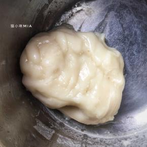 然后加入黄油，揉至充分混合，平均分为三份，放旁备用