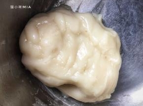 然后加入黄油，揉至充分混合，平均分为三份，放旁备用