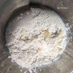 等待面团发酵的过程，准备麻薯的部分，将糯米粉、玉米淀粉、牛奶、糖，称好放入盆中