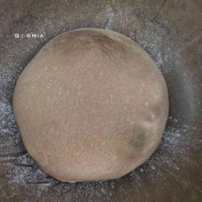 揉好的面团加盖保鲜膜，温暖处发酵至2倍大