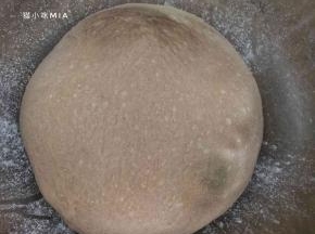 揉好的面团加盖保鲜膜，温暖处发酵至2倍大