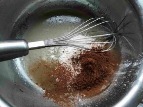 水和玉米油搅打均匀，筛入低筋面粉和可可粉、同时预热烤箱中层上下火180℃