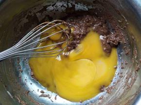 加入蛋黄（后蛋法制作）