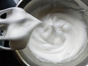 蛋白里加入细砂糖进行打发，提起打蛋器呈大弯钩即可，湿性发泡