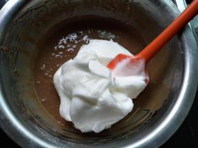 取一半蛋白霜与蛋黄湖混合采用上下翻拌手法，不能画圈，会消泡的