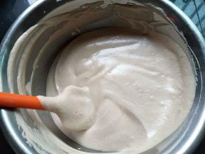 倒回剩下的蛋白霜盆里，同样上下翻拌手法混合