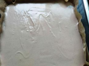 烤盘垫油纸或者油布，把蛋糕湖倒入烤盘里，轻震几下