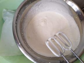 400克淡奶油加40克细砂糖进行打发出现纹路改低速，