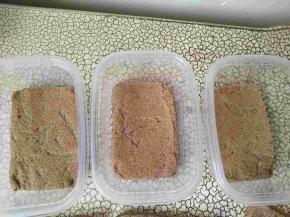 盒子里放一片蛋糕胚