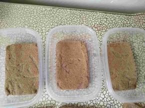 盒子里放一片蛋糕胚