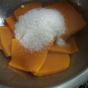 南瓜切片放入锅中蒸熟。加入白糖，趁热搅拌成泥。