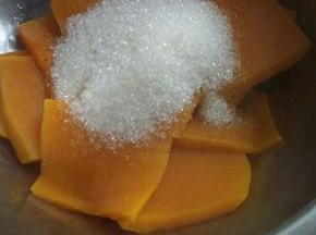 南瓜切片放入锅中蒸熟。加入白糖，趁热搅拌成泥。