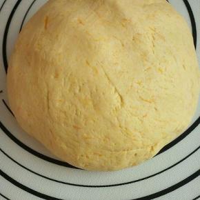 加入小麦淀粉，糯米粉和成团。