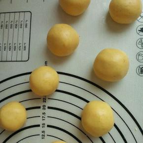 分成约30克一份，搓圆。