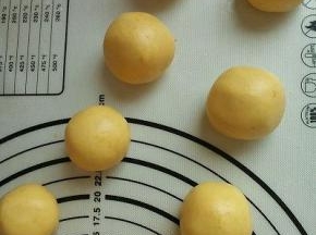分成约30克一份，搓圆。