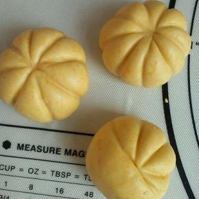 用牙签压出痕，成小南瓜状。