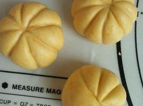 用牙签压出痕，成小南瓜状。