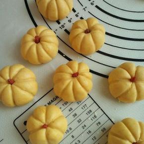 再用牙签在顶端戳出小孔。放上枸杞