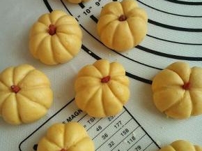 再用牙签在顶端戳出小孔。放上枸杞