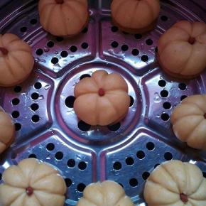 全部做好后放入抹油的蒸锅