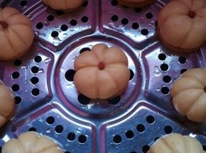 全部做好后放入抹油的蒸锅