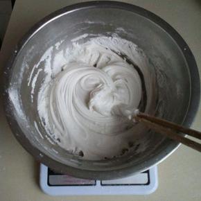 把糯米，清水倒入碗中，拌匀。