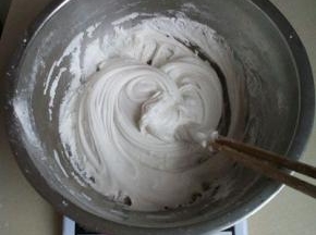 把糯米，清水倒入碗中，拌匀。