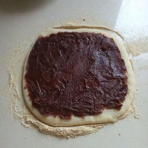 均匀的抹上一层红豆沙。