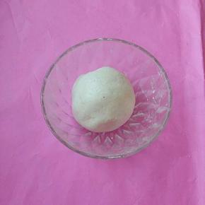 把糯米粉加入温水和成团。