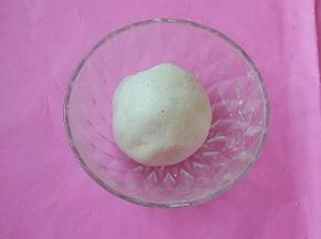 把糯米粉加入温水和成团。