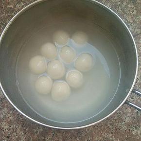 放入已开的锅中煮至浮起。约三分钟，