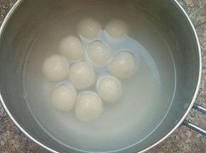 放入已开的锅中煮至浮起。约三分钟，