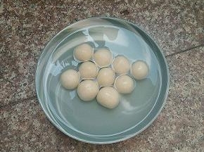 捞出来放入凉水中浸泡(更q弹哦)。