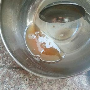 把白糖和清水放入锅中，小火烧至浓稠。