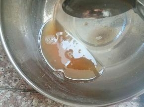 把白糖和清水放入锅中，小火烧至浓稠。