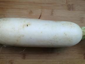 准备1根白萝卜。