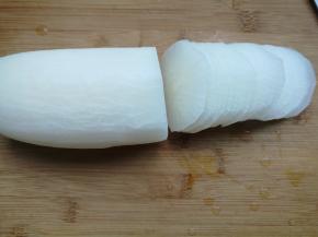 白萝卜洗净去皮切成片。