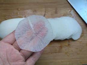 尽量切薄些，容易入味。