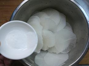 切好的萝卜片放盆子里，加入盐。